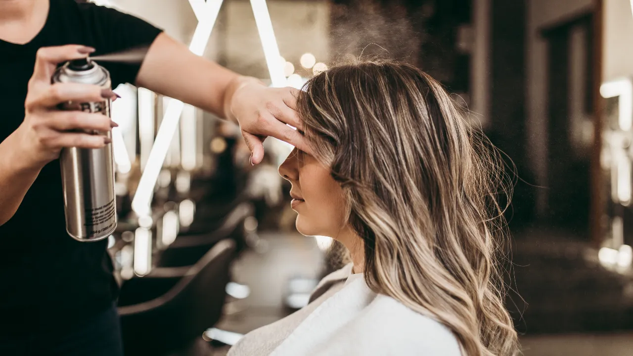 10 สเปรย์ฉีดผม ยี่ห้อไหนดี 2568 ไม่เป็นขุย ผมไม่แข็ง อยู่ทรงตลอดวัน