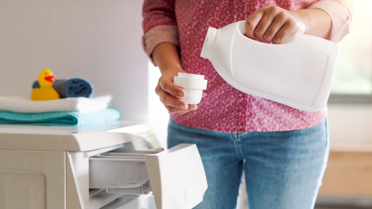 แนะนำ 10 น้ำยาปรับผ้านุ่ม ยี่ห้อไหนดี 2568 ลดกลิ่นอับ ผ้านุ่ม หอมนาน