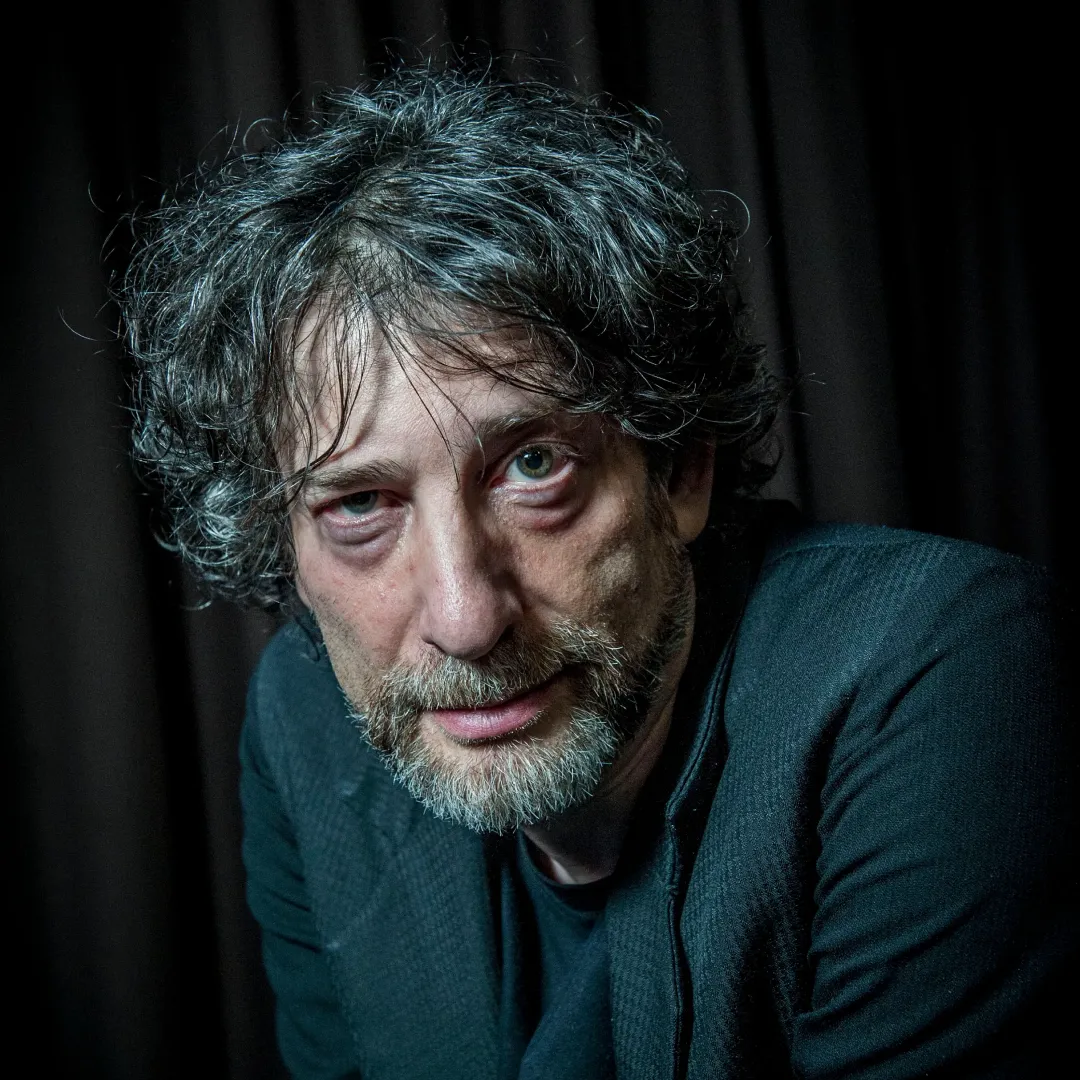 ด้านมืดของ Neil Gaiman นักเขียนดังผู้ระบุว่าตัวเองเป็นเฟมินิสต์ แต่กลับข่มขืนและกระทำความรุนแรงทางเพศกับผู้หญิงกว่า 8 คน