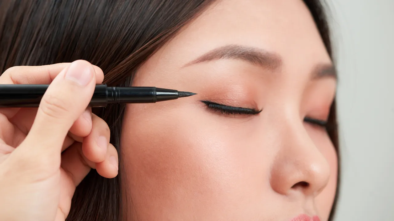 แนะนำ 10 อายไลเนอร์กันน้ำ ยี่ห้อไหนดี 2568 ติดทน เขียนง่าย ไม่หลุดง่าย