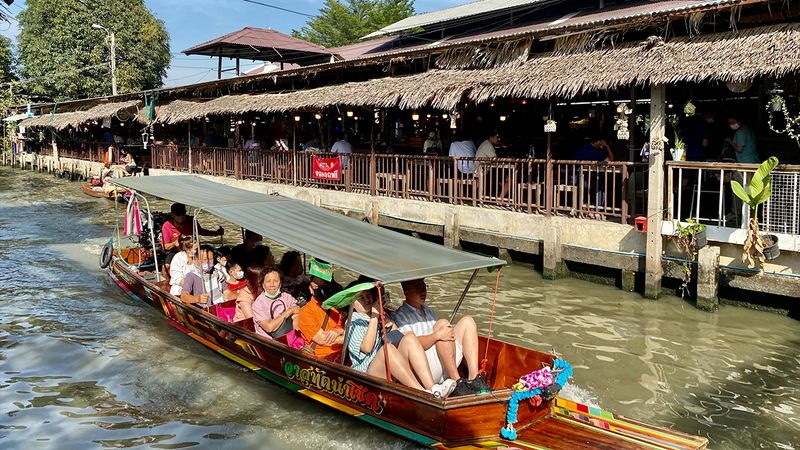 ชวนไปทริปแบบวันเดียว ขึ้นรถบัสไฟฟ้าฟรีเที่ยว 4 ตลาดน้ำย่านตลิ่งชัน