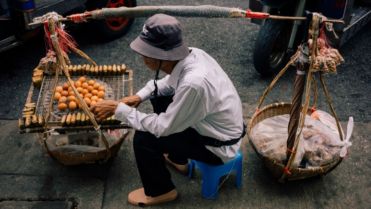 อาหารบนสองบ่า เวลาในกระจาด และเมืองเวิ้งว้างที่ไม่ได้ฝันถึง  เรื่องเล่าหลายสิบปีที่ 3 ชีวิต ‘หาบ’ เอาไว้