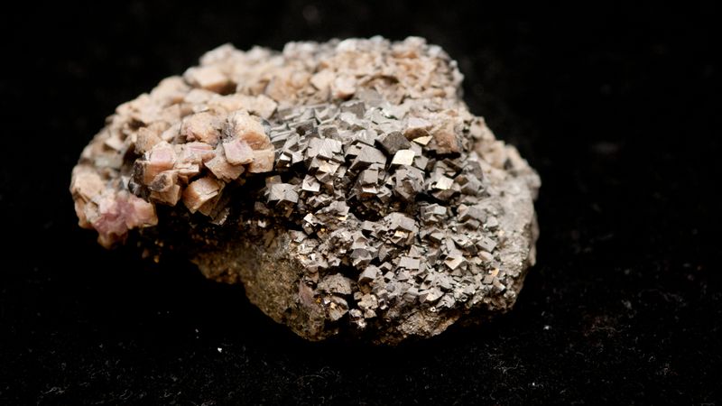 เมื่อแร่หายากในลุ่มน้ำโขงเปลี่ยนสถานะของไทยจาก ‘ผู้ประสบภัย’ สิ่งแวดล้อมข้ามแดน สู่ ‘ผู้เล่น’ ในภูมิรัฐศาสตร์แร่ธาตุโลก