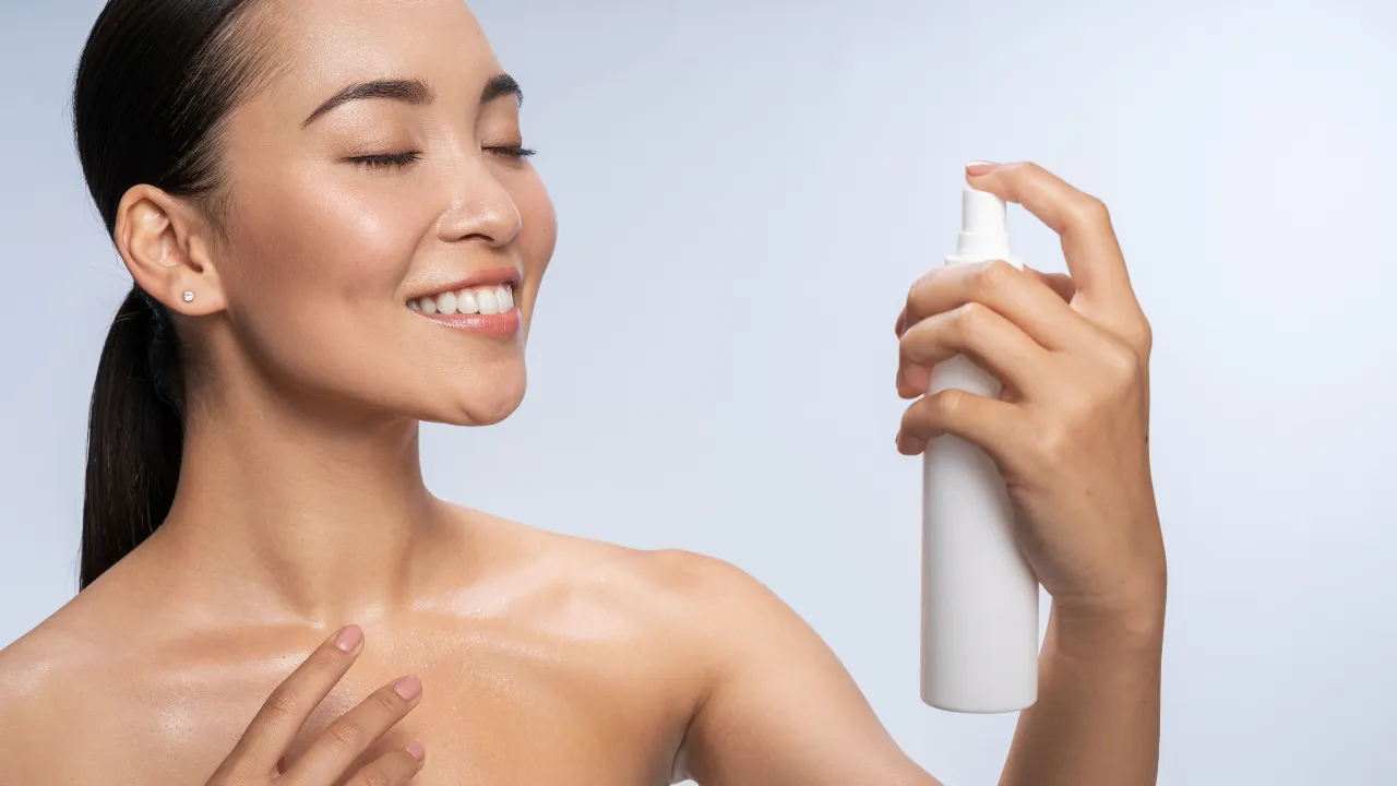 10 สเปรย์ล็อกเมกอัพ ยี่ห้อไหนดี 2025 คุมมันดี ล็อกผิวสวย ติดทนตลอดวัน