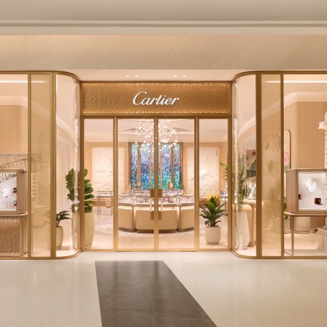 พาส่องทุกรายละเอียดความเป็นไทยกับธีม ‘Heavenly Cartier’ในบูทีคแฟล็กชิป 2 ชั้นใหม่ของ Cartier ที่สยามพารากอนถ่ายทอดความงามจากธรรมชาติ และการเชิดชูภูมิปัญญาช่างฝีมือไทยผ่านมุมมองร่วมสมัย