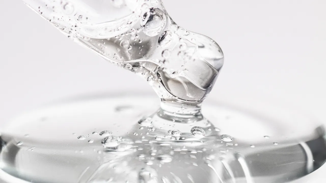 10 เซรั่มลดรอยสิว ยี่ห้อไหนดี 2025 รอยสิวจาง ผิวดูเรียบเนียนกระจ่างใส