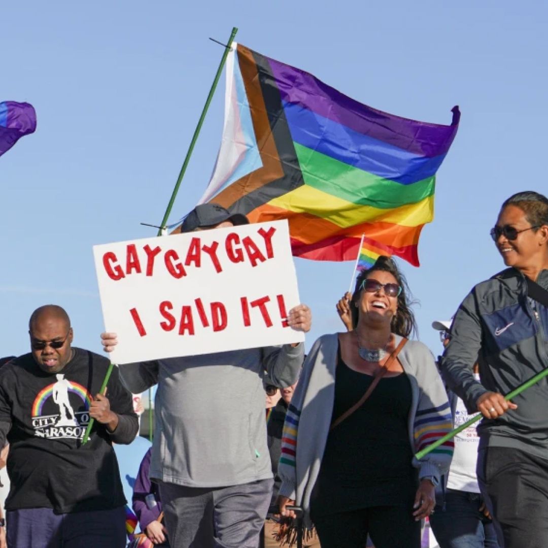 ฟลอริด้ายอมยกเลิกกฎหมาย ‘Don’t Say Gay’ ทำให้โรงเรียนกลับมาสอนเรื่อง LGBTQ+ ได้อีกครั้ง ทั้งยังสามารถพูดเรื่องความหลากหลายได้เต็มปาก