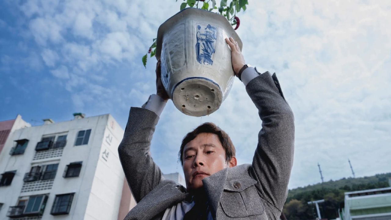 No Other Choice เมื่อคุณถูกเลย์ออฟจากงานที่ทำมา 25 ปี และเลือกที่จะ ‘สังหารคู่แข่ง’ เพื่อให้กลับมาทำงานได้เช่นเดิม 