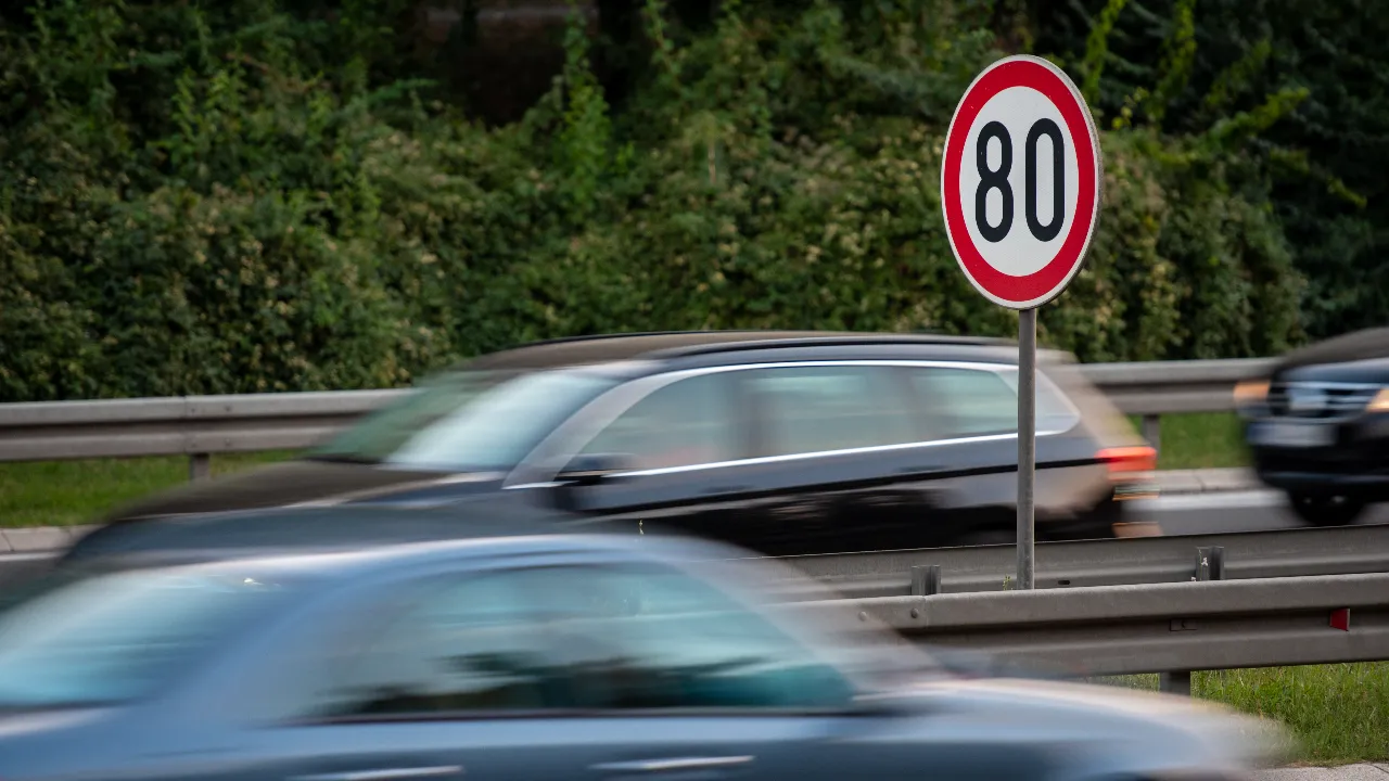 ฝ่าฝืนกฎจราจร-โดนใบสั่งบ่อยๆ ส่งผลยังไงกับเบี้ยประกันรถยนต์?