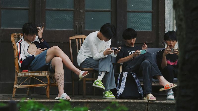 เด็กยุคนี้คลังศัพท์น้อยจริงไหม? เมื่อการมาของเทคโนโลยีทำให้ช่วงเวลาแห่งการอ่านหนังสือหายไป จนการนิยามโลกด้วยภาษา ‘สลวย’ ถูกลดทอน