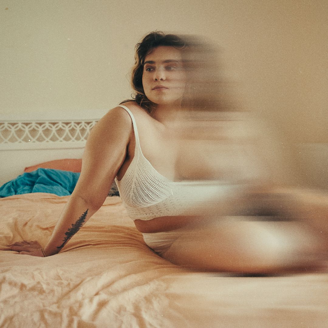 ว่าด้วยวิธีที่บางคนเอาเรื่อง ‘สุขภาพ’ รวมกับ ‘Fat Shaming’ เพราะเชื่อว่ายิ่งใช้คำแรง ไม่สวย ไม่ดี หรือด้อยค่า จะกระตุ้นให้คนออกกำลัง คุมอาหาร ดูแลสุขภาพ เพื่อนำไปสู่การ ‘รักตัวเอง’ แต่มันใช่การรักตัวเองจริงหรือ หากทำให้คน ‘เกลียด’ ตัวเองไปด้วย