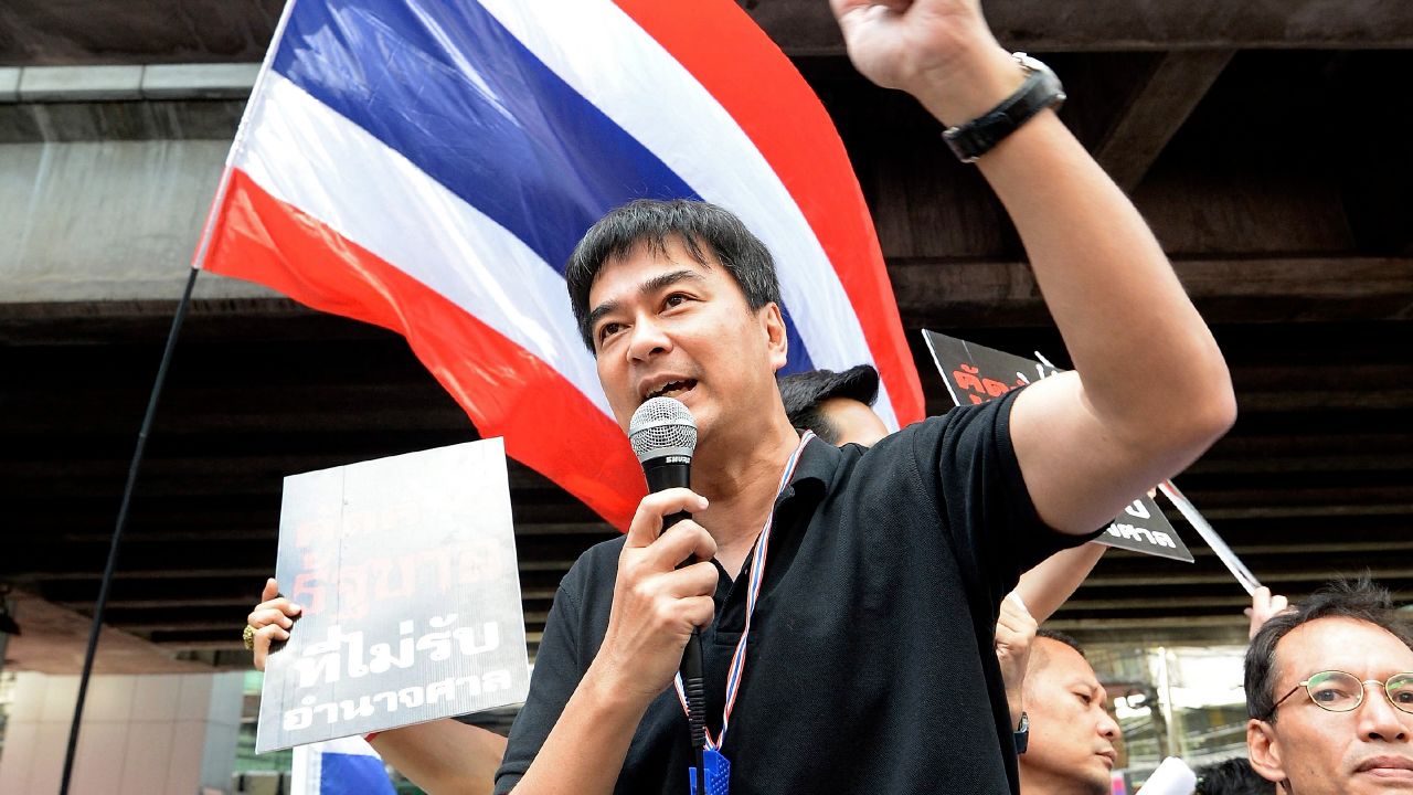 “ผมและ กปปส. ไม่ได้อยู่ด้วยกัน" การตอบคำถามแบบ Half-truth ตามสไตล์ อภิสิทธิ์ เวชชาชีวะ