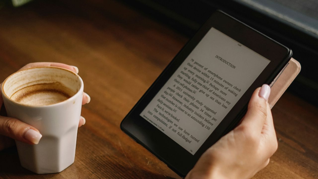 E-reader เปลี่ยนการอ่านของผู้คนอย่างไร เมื่อเครื่องอ่านหนังสืออิเล็กทรอนิกส์ กำลังทำให้คนหันมาอ่าน eBook มากขึ้น