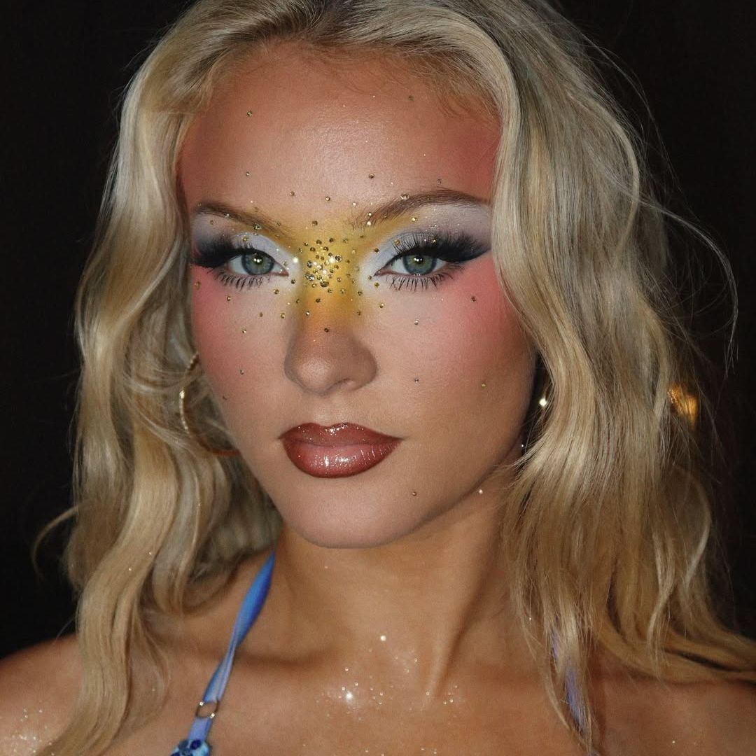 เมื่อเพลงเก่ากลับมาดัง เพราะ ‘ลุคใหม่’ ชีเริ่ดกว่าเดิม! Zara Larsson รีแบรนด์ตัวเองด้วยแฟชั่นโลมายุค 2000s ในเวอร์ชัน Malibu Barbie บวกกลิตเตอร์ ท่าเต้นไวรัล และพลังบนเวที จนตอกย้ำว่า 2026 คือ 2016 ที่เธอโตขึ้นและกล้าขึ้นกว่าเดิม