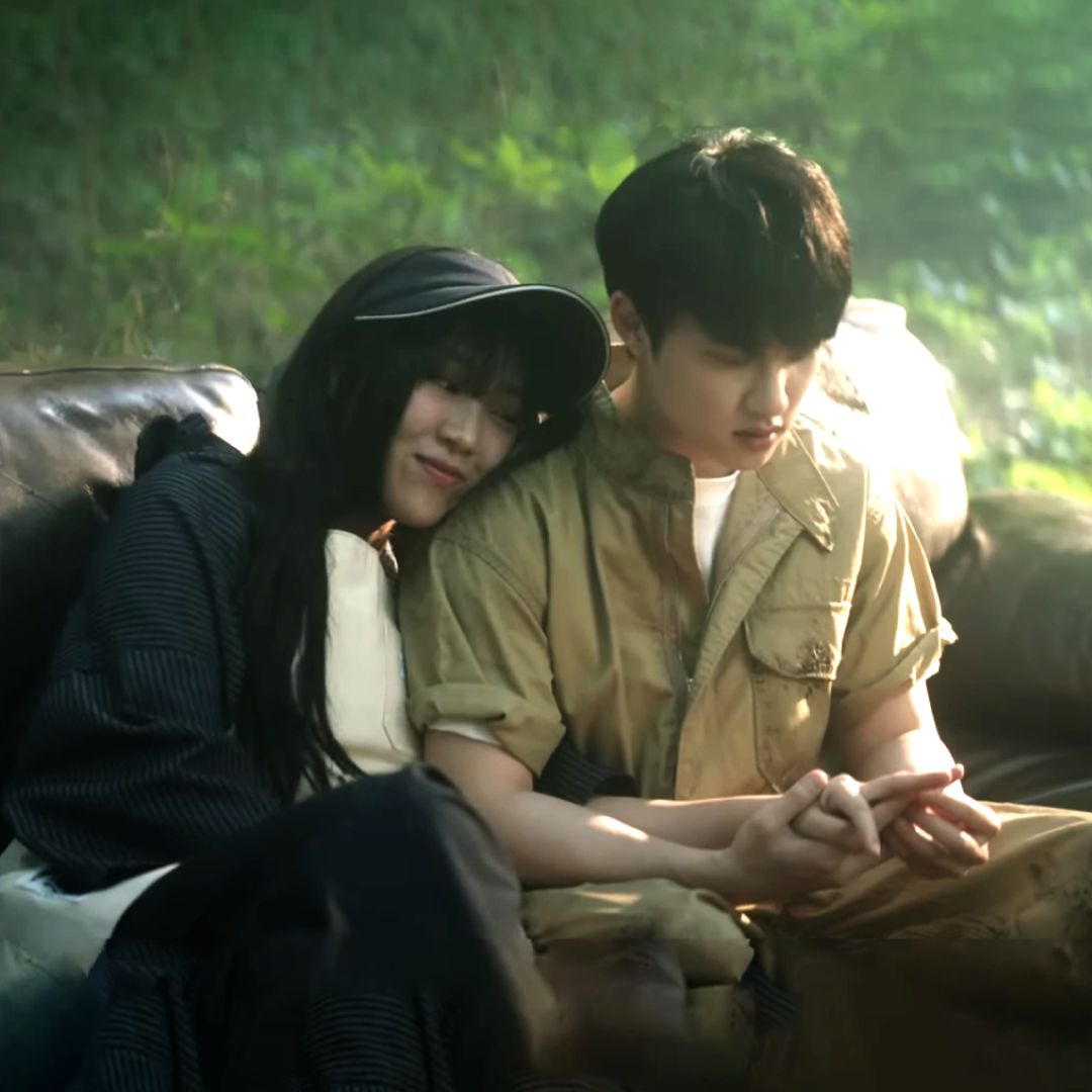 Small Girl โดย Lee Young Ji Feat. D.O.  เพลงรักที่เล่าความกลัวจะไม่ถูกรักของผู้หญิงตัวสูง  และความรู้สึกของผู้ชายตัวเล็กกว่า ที่พร้อมย้ำว่าความสูงไม่ได้มีผลต่อความรัก