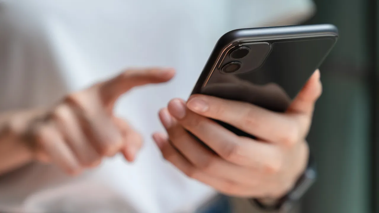 10 มือถือน่าใช้ 2025 ไม่เกิน 15,000 บาท สเปกดี ถ่ายรูปสวย เล่นเกมเพลิน