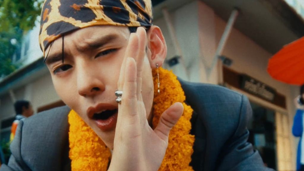 เอไอ สว. รัฐสวัสดิการ ประกันสังคม เมื่อเพลง T-Pop ที่พูดแทนใจ กลายเป็นหมายเหตุประเทศไทย ที่ใครเข้าใจขอให้ ‘ยกมือขึ้น’
