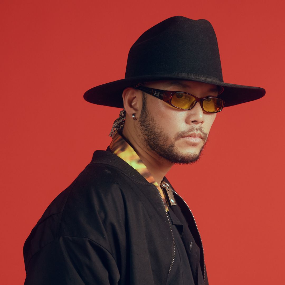 MIRROR50 : ‘ศรัณย์ เย็นปัญญา’ นักออกแบบผู้ขอยืนหยัดข้างเหล่า ‘หมารองบ่อน’ ด้วยการหยิบของดีที่ยังไม่ถูกมองเห็นทั่วถิ่นไทยมาสร้างเรื่องเล่าใหม่ผ่านงานดีไซน์ เพราะเชื่อว่าคัลเจอร์แบบไทยๆ ก็ควรค่าแก่การแมส!  