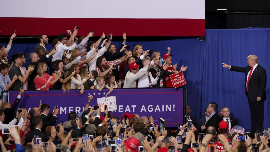 Gen Z ทั่วโลกกำลังหันขวา? ทิ้งมายาคติว่าต้องเป็นฝ่ายซ้าย เมื่อคนรุ่นใหม่บอบช้ำและเหนื่อยล้า จึงใฝ่หาและโอบรับอนุรักษ์นิยมฝ่ายขวา จนเกิดภาวะลูกผสมทางการเมือง