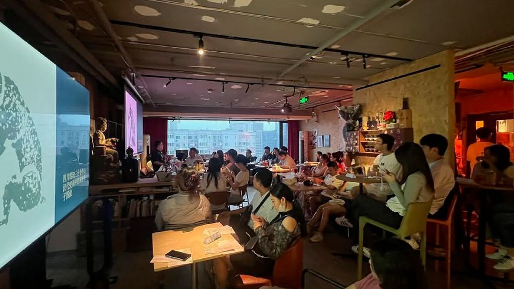 แม้คนรุ่นใหม่จะเที่ยวกลางคืนน้อยลงแต่การเข้า ‘บาร์วิชาการ’ กำลังเป็นเทรนด์ในจีน