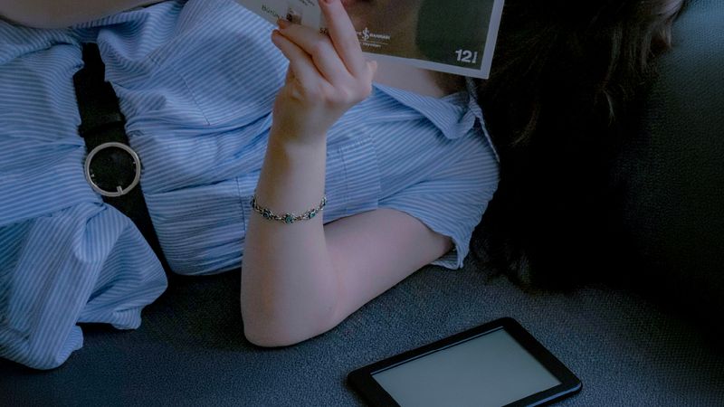 หนังสือเล่มดีกว่า E-Reader จริงไหม? ว่าด้วยประสาทวิทยาเบื้องหลังการอ่าน ทำไมนักอ่านจึงพาตัวเองกลับไปหาหนังสือเล่ม พร้อมวิธีการสังเกตตัวเองว่าเหมาะกับแบบใดที่สุด
