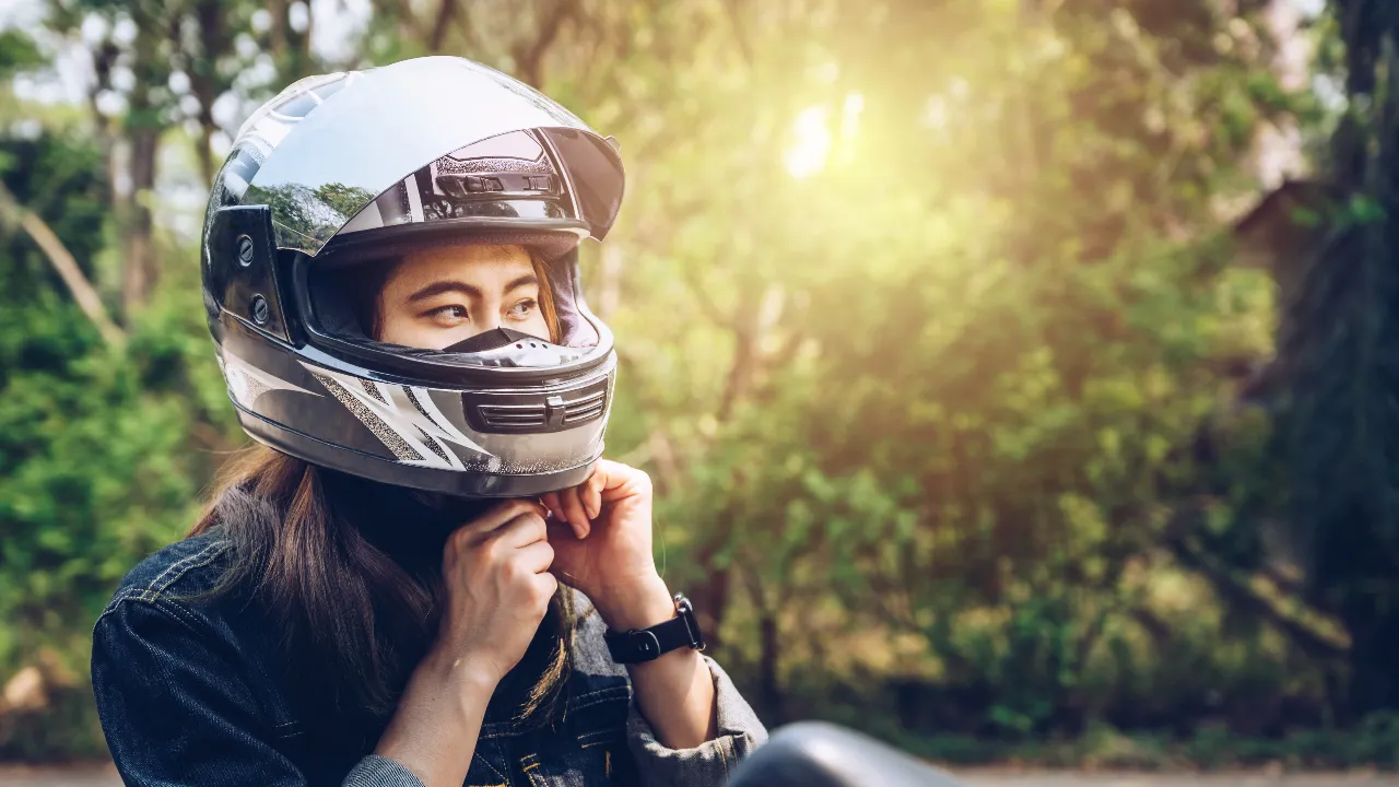 10 หมวกกันน็อก ยี่ห้อไหนดี 2025 แข็งแรง ทนทาน ใส่สบาย มี มอก. 