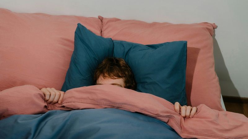 ‘Bed Rotting’ เทรนด์นอนเน่าอยู่บนเตียง เมื่อการไม่ทำอะไร กลายเป็นวิธีพักจากโลกที่เหนื่อยเกินไป