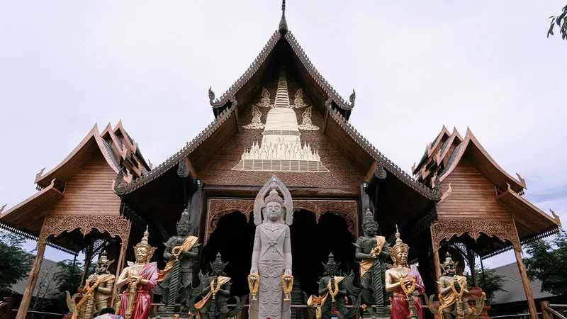 ‘มหาสารคาม’ เมืองตักศิลาแห่งศรัทธา พาสายมูตระการตากับอุโบสถตะเคียนทอง