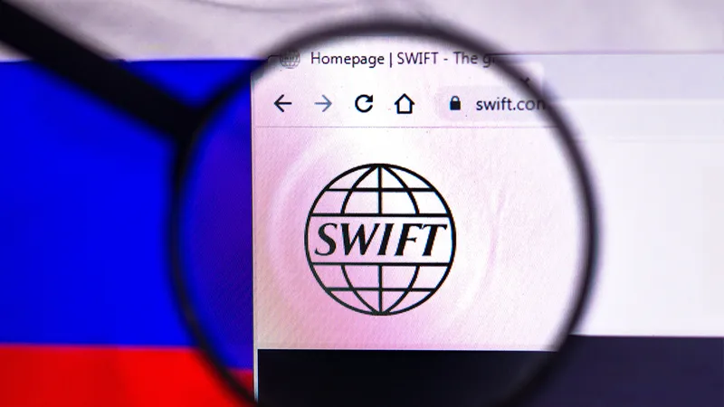 ระบบ 'SWIFT' คืออะไร ทำไมจึงเป็นเครื่องมือ ในการคว่ำบาตรรัสเซีย
