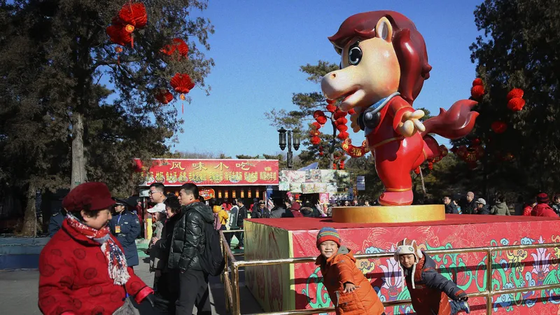 ปีม้าไฟในโลกยุคใหม่ เมื่อปีนักษัตรชนกับอัตราการเกิด ชาวจีนอยากมีลูกมากขึ้นหรือน้อยลง?