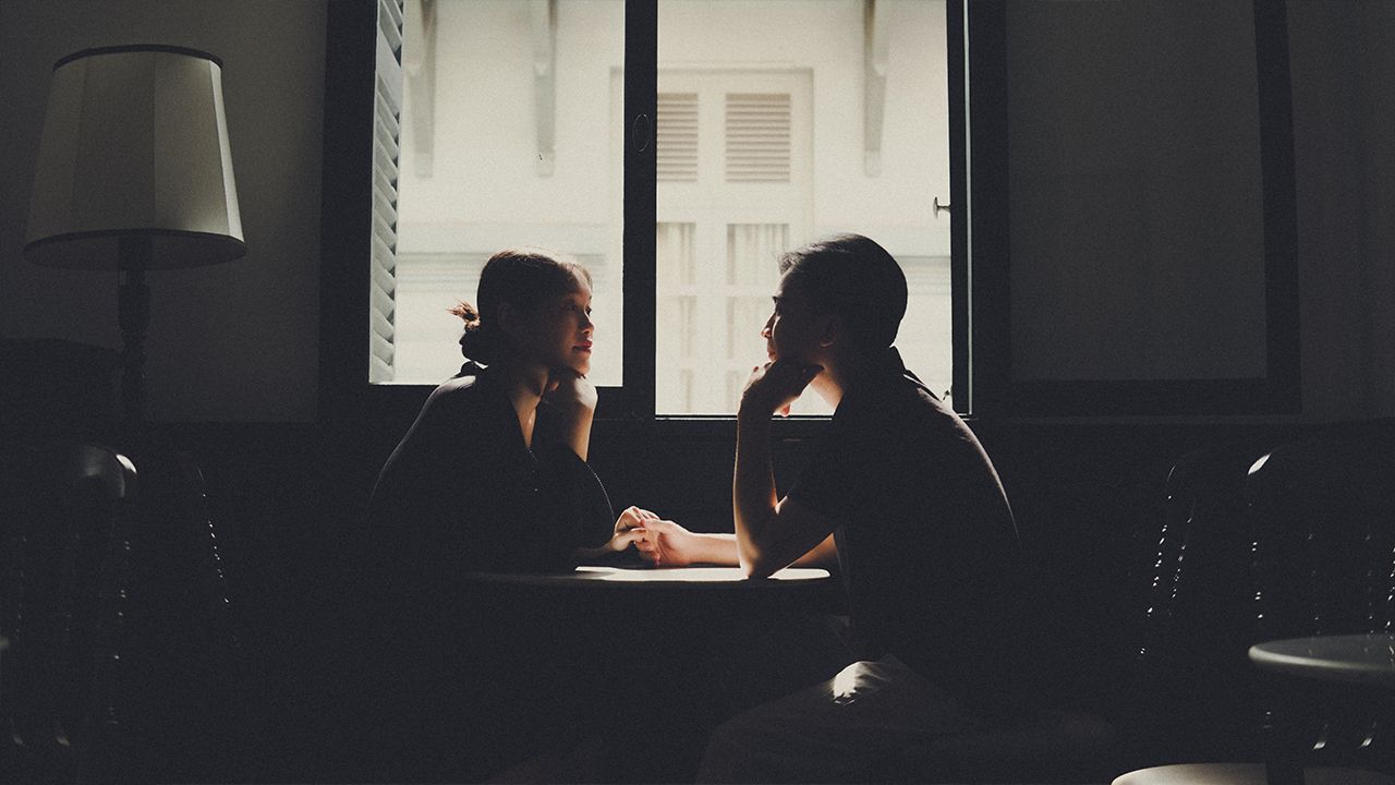 Tinder เผยวิธีสังเกต 5 ภาษากายที่บ่งบอกว่าคู่ Match เป็นคนแบบไหน