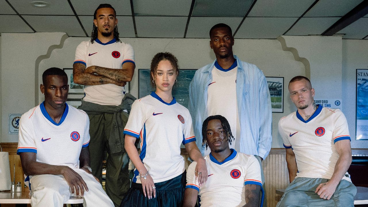 The Curious Case of ‘Bloke Core’: ‘เสื้อบอล’ กลายมาเป็นเทรนด์โลกได้ยังไง