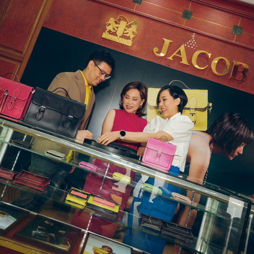 คุยกับทายาทรุ่นที่ 3 ของ JACOB 
แบรนด์กระเป๋าที่อยู่คู่นักเรียนไทยหลายเจเนอเรชัน กับคอลเลกชันใหม่ สำหรับผู้ใหญ่ที่คิดถึงวัยเยาว์