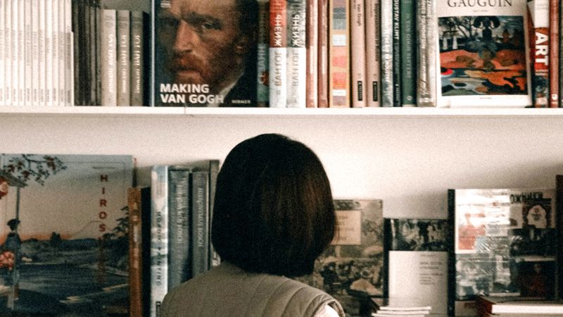 จัดการกับ ‘กองดอง’ ยังไงให้ดีต่อใจ? ว่าด้วยการเคลียร์สื่อบันเทิงที่เรา ‘เก็บไว้ก่อน’ 