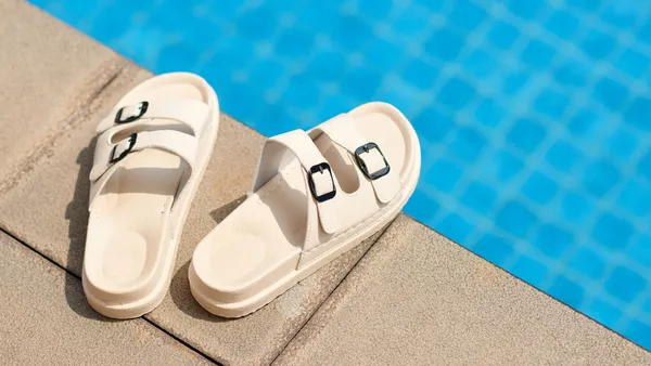 แนะนำ 10 รองเท้าแตะผู้ชาย ผู้หญิง ยี่ห้อไหนดี 2568 พื้นนุ่ม กันลื่น ใส่สบาย