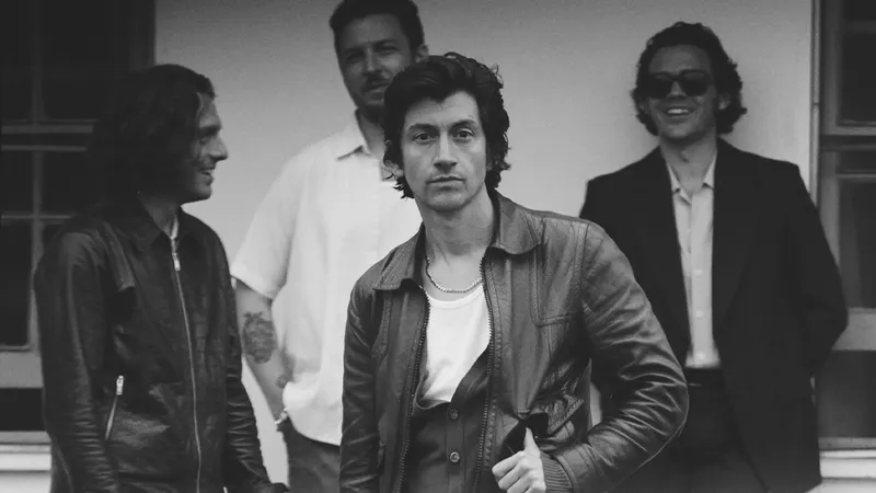 ตัวตนที่ถูกซุกซ่อนไว้ใน The Car อัลบั้มทรงเสน่ห์ที่สุดของวงร็อกสีสันจัดจ้าน Arctic Monkeys