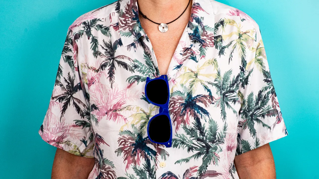 10 เสื้อฮาวายผู้ชาย ยี่ห้อไหนดี เสื้อลายสวย ใส่เที่ยวเท่ๆ รับฤดูร้อน