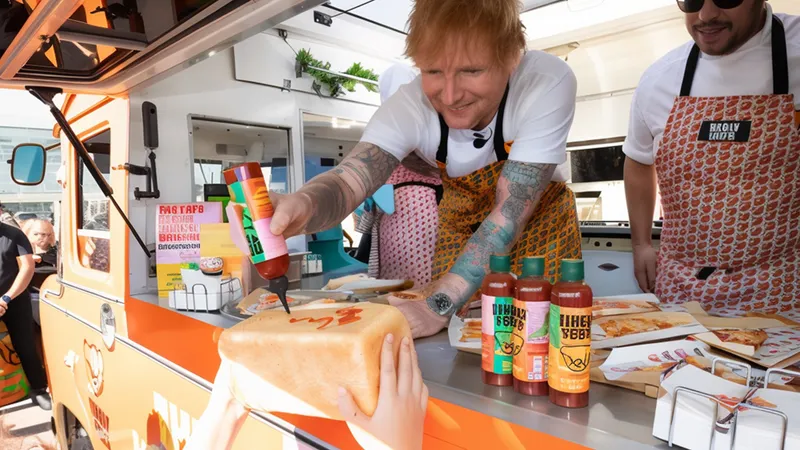 Tingly Ted’s by Ed Sheeran เมื่อ Ed Sheeran มา ‘แจกลายเซ็นด้วยซอสพริก’ เพื่อโปรโมตแบรนด์ซอสพริกของตัวเอง