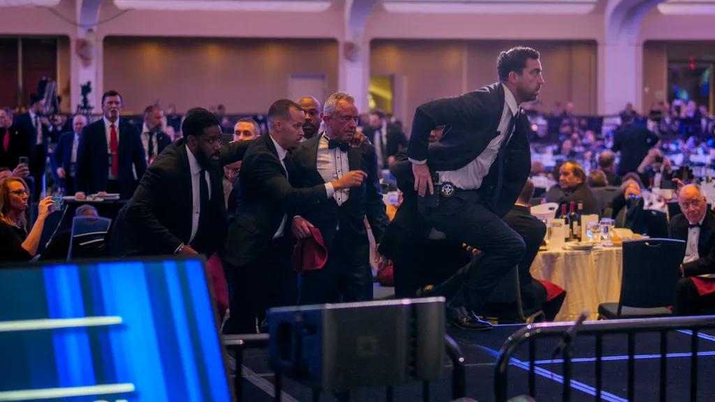 ทำไมอารักขาถึงพา เจดี แวนซ์ หนีก่อน โดนัลด์ ทรัมป์? เมื่อความน่ากลัวไม่ได้จบที่เสียงปืน แต่ดังถึงเสียงครหาจากชาวเน็ตว่า นี่เป็นการจัดฉากลอบสังหารหรือไม่?