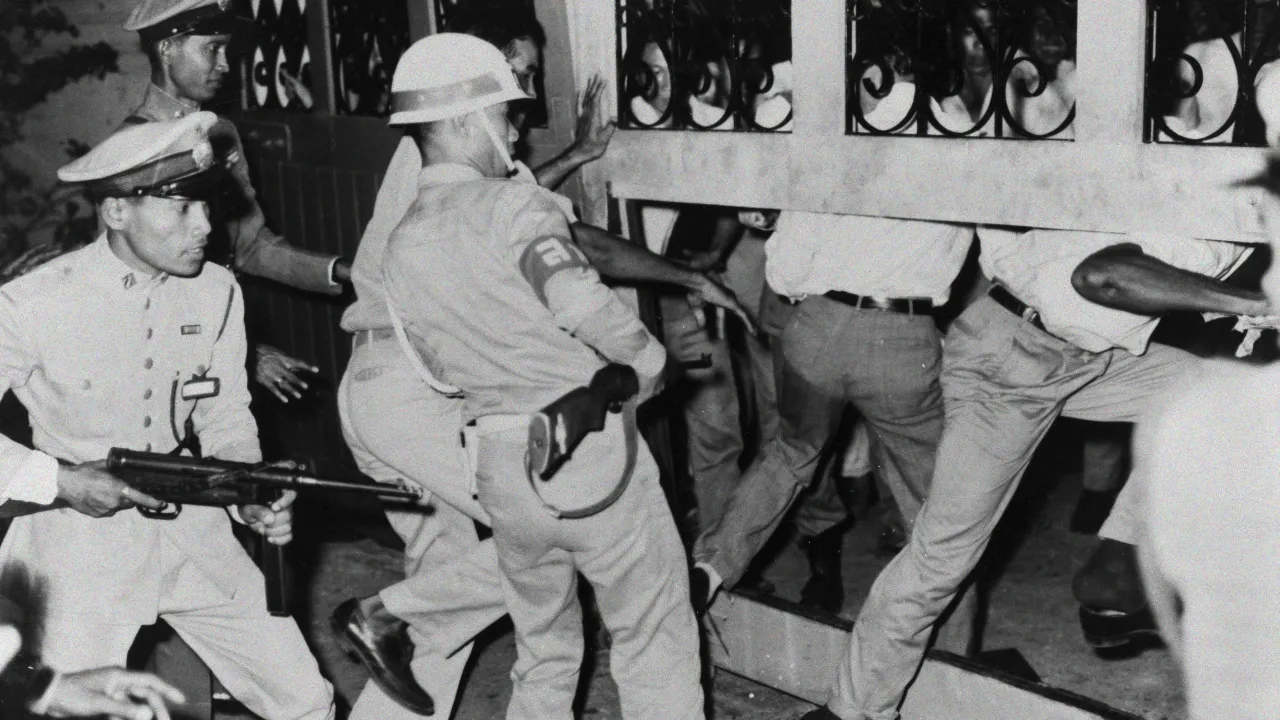 กาล่วงหน้า เวียนลงคะแนน ไฟดับ 69 ปี การเลือกตั้งสกปรกที่สุดในประวัติศาสตร์ไทย เมื่อประชาธิปไตยไม่โปร่งใส ประชาชนก็ไม่ศรัทธาการเมือง