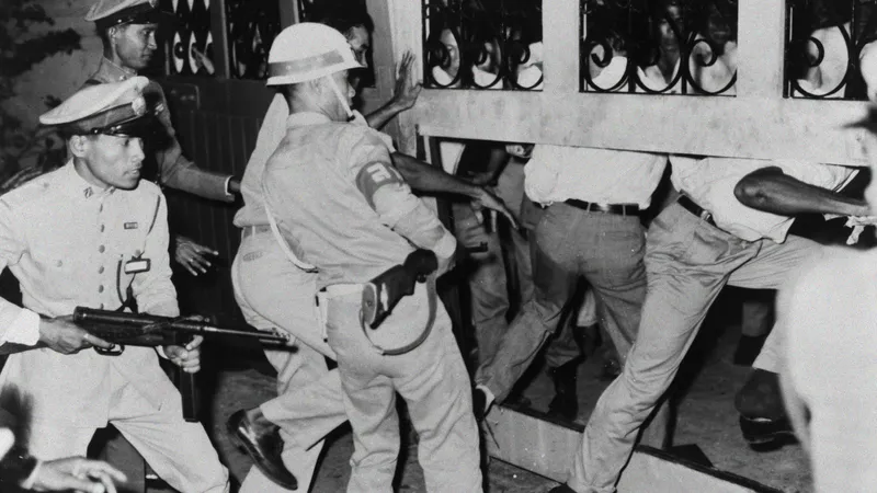 กาล่วงหน้า เวียนลงคะแนน ไฟดับ 69 ปี การเลือกตั้งสกปรกที่สุดในประวัติศาสตร์ไทย เมื่อประชาธิปไตยไม่โปร่งใส ประชาชนก็ไม่ศรัทธาการเมือง