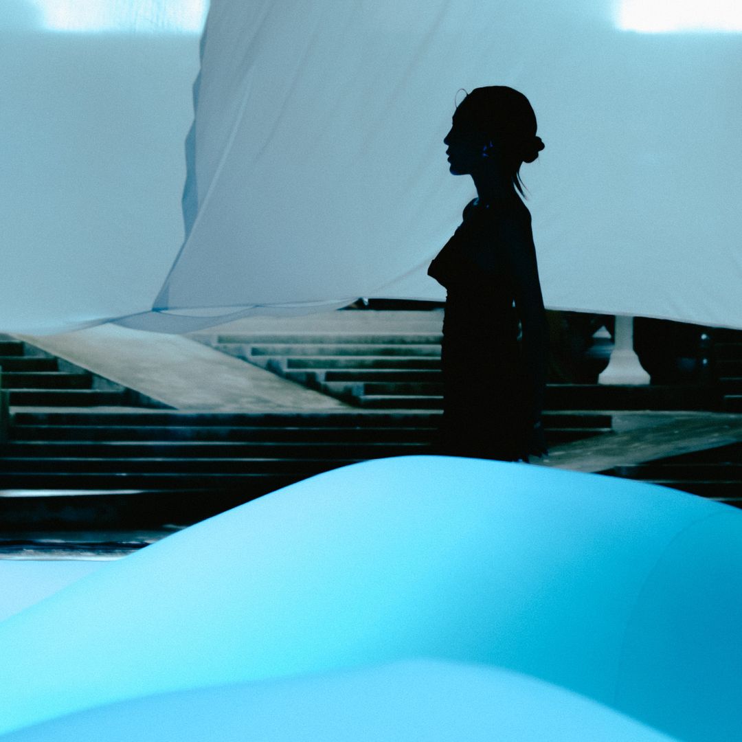 ศิลปะ ‘เนินนม’ ของผู้หญิงที่ต้องการให้ ‘นมสบาย’ ในนิทรรศการ The Dialogue Between Body and Light ซึ่งได้แรงบันดาลใจจาก Sabina Braless บราไร้โครงรุ่นใหม่