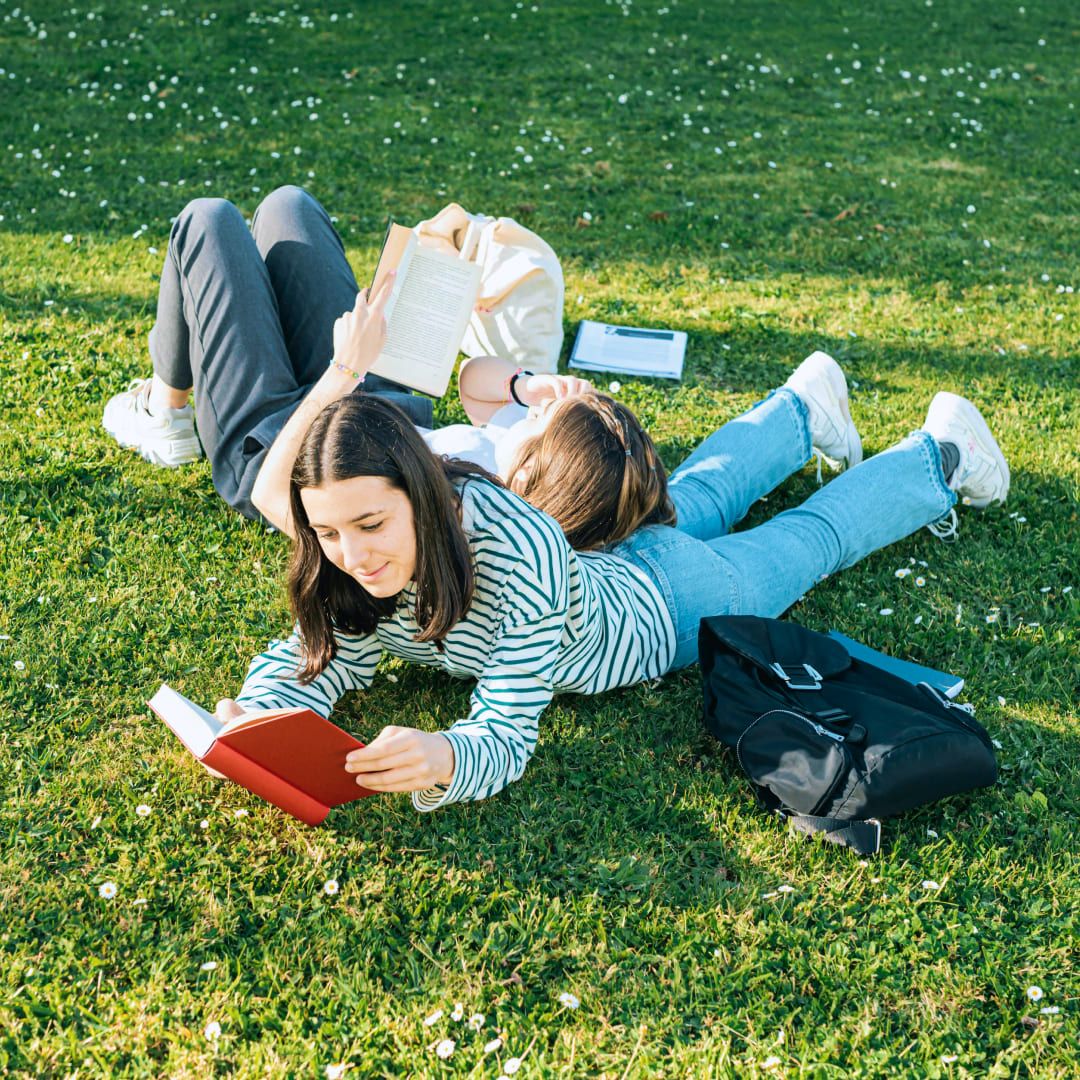 ‘วิชาความสุข’ อีกวิชาที่น่าเปิดสอนในโรงเรียนควบคู่ไปกับวิชาพื้นฐาน วิทย์ คณิต สังคม ฯลฯ ในยุคที่เด็กๆ รู้สึกเครียดและสิ้นหวังกันเร็วขึ้น