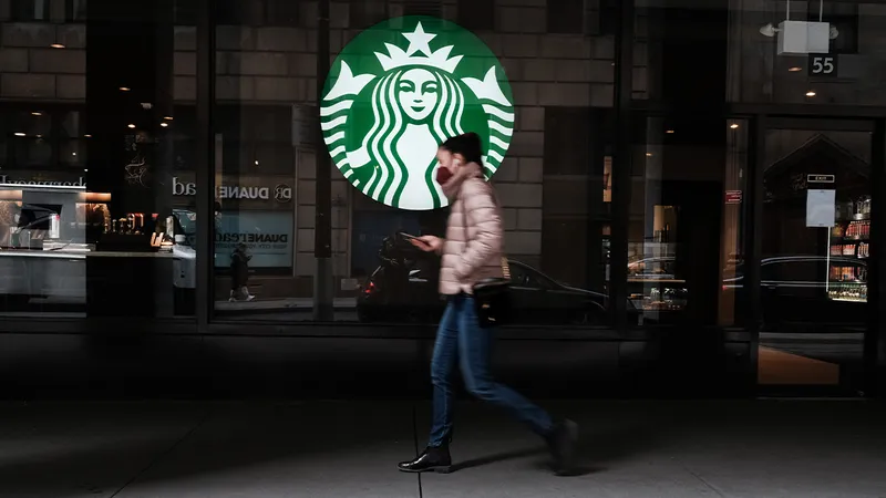 Starbucks ปิด 16 สาขาในสหรัฐฯ บอกเหตุผลเรื่อง ‘ความปลอดภัย’ แต่ตั้งใจเบรก ‘สหภาพแรงงาน’ หรือไม่?