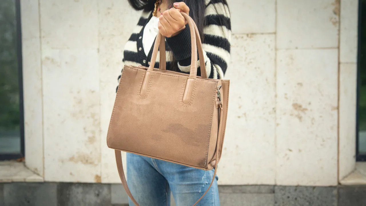 แนะนำ 10 กระเป๋าหนังกลับ แบรนด์ไหนดี 2025 ทรงสวย หนังนิ่ม แมตช์ง่าย