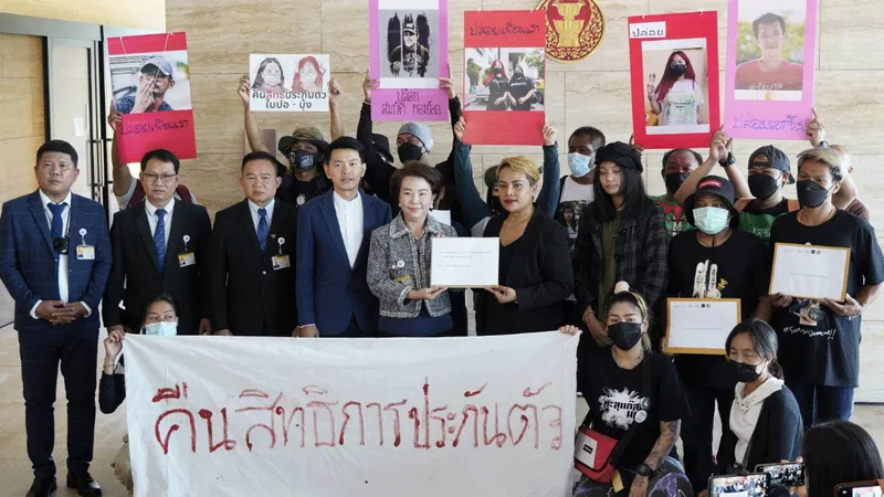 กลุ่ม ‘เยี่ยมเพื่อนในเรือนจำ’ และ ‘ทะลุแก๊ซ’ ยื่นหนังสือเรียกร้องสิทธิประกันตัว หาความจริงการฆ่าตัวตาย ทำร้ายตัวเอง