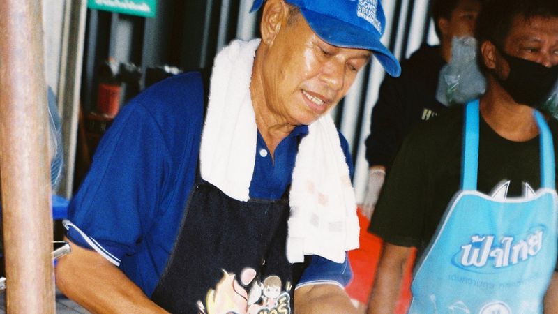 ในเสียงกังวานดัง ‘ป๊อกๆ’ เรื่องเล่าเคล้าเส้นก๋วยเตี๋ยว ของผู้ดูแลมื้ออาหารให้คนเมือง