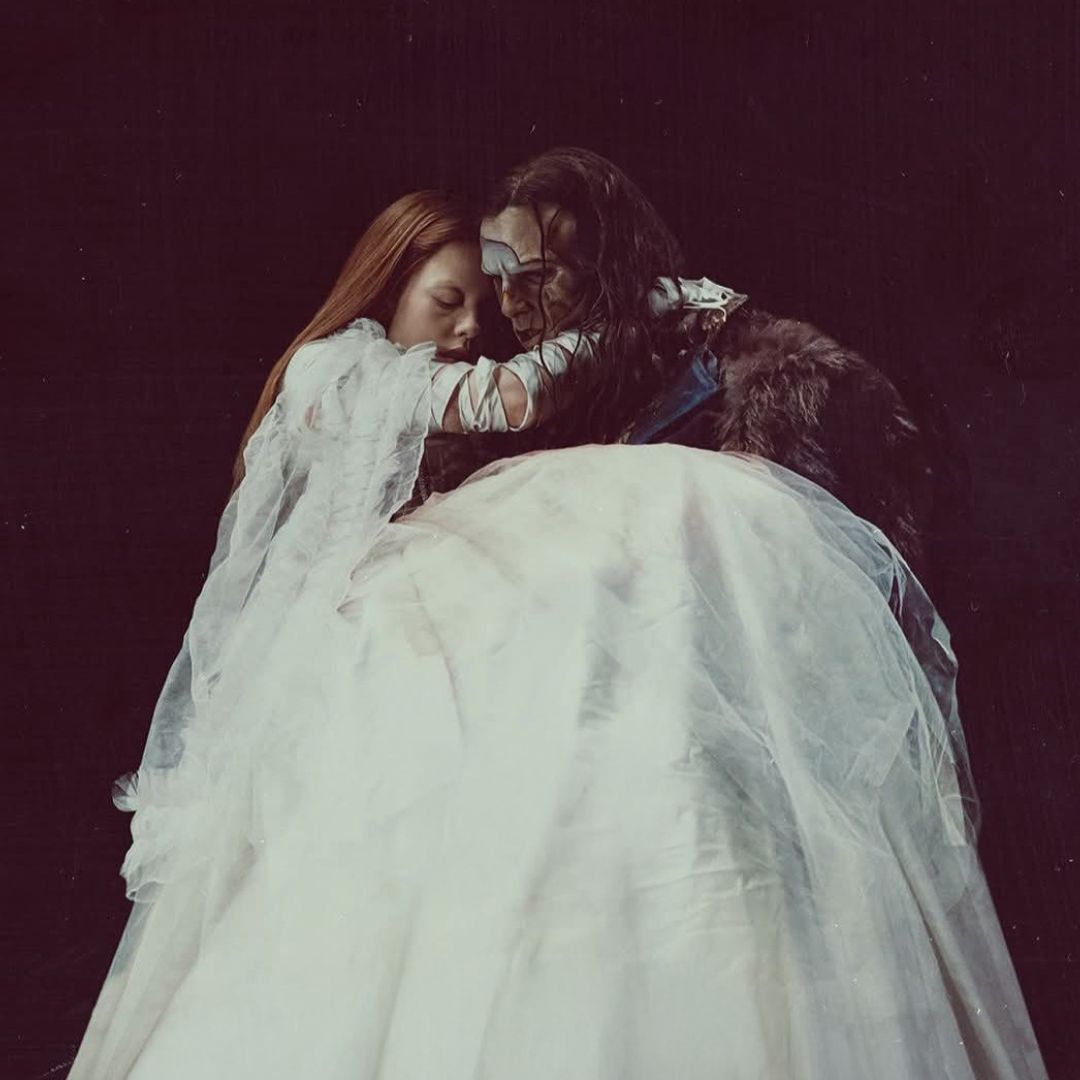 "แม้หัวใจจะแตกสลาย แต่เราก็ยังอยู่ต่อไป ทั้งใจที่แตกสลายแบบนั้น" Frankenstein ภาพสะท้อนของมนุษย์ในตัวปีศาจ และปีศาจในคราบมนุษย์