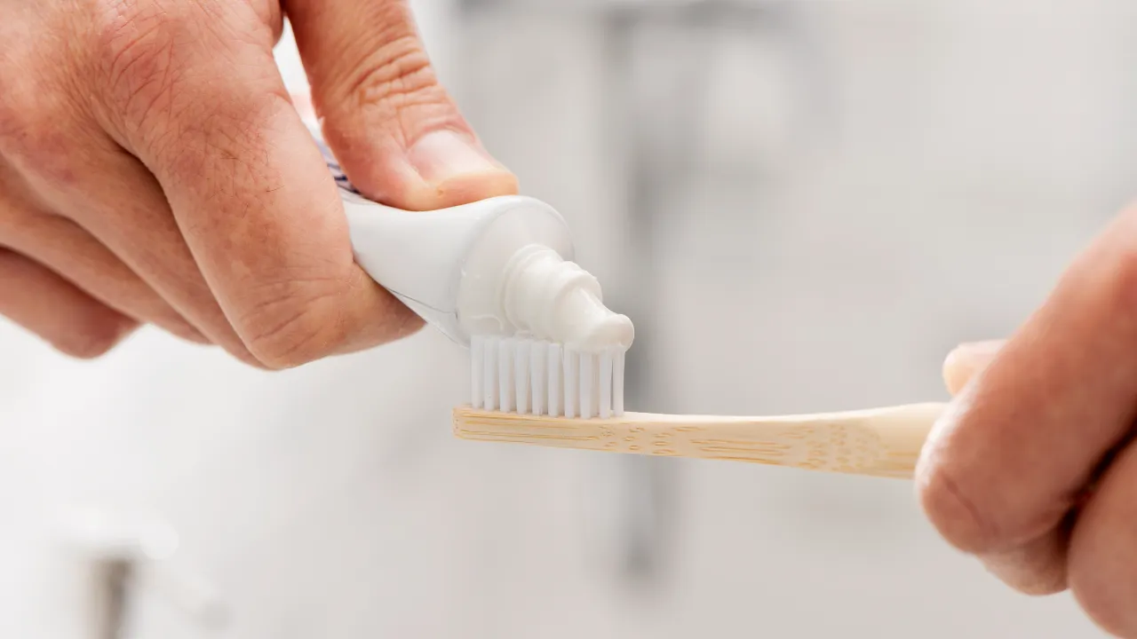 10 ยาสีฟันที่มีฟลูออไรด์ ยี่ห้อไหนดี 2026 ช่วยป้องกันฟันผุ