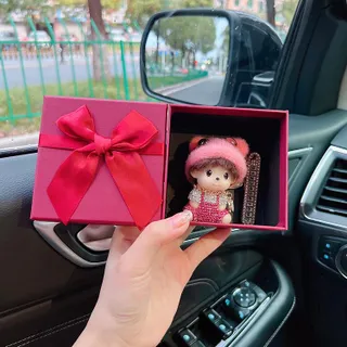 พวงกุญแจ Monchhichi พร้อมคริสตัลแบบติด หมวกไหมพรม Qiqi ป้องกันการสูญหาย ป้ายทะเบียนมือถือ พวงกุญแจรถยนต์（กล่องของขวัญสีสุ่ม）